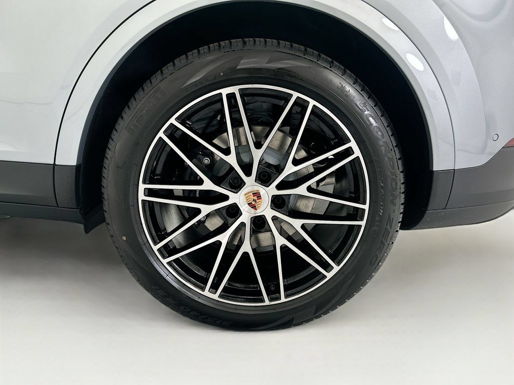 Used 2026 Porsche Cayenne AWD/4WD image 31
