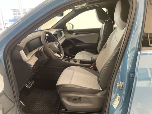 Certified 2025 Volkswagen Tiguan SE R-Line image 7