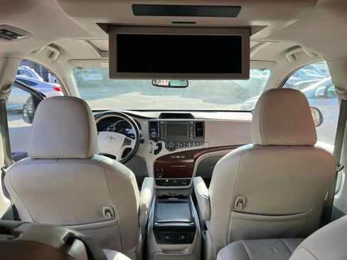Used 2012 Toyota Sienna XLE image 12