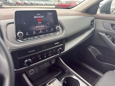 Used 2023 Nissan Rogue S AWD/4WD image 21