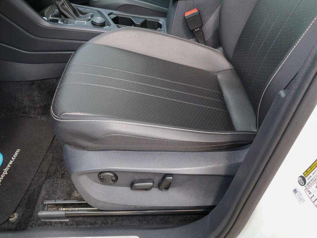 Certified 2024 Volkswagen Tiguan SE R-Line AWD/4WD image 13