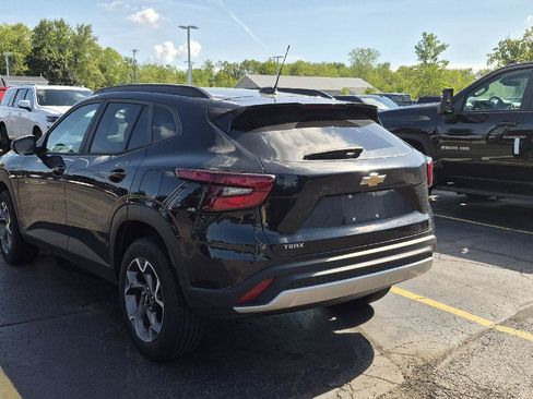 Used 2024 Chevrolet Trax LT w/ Driver Confidence Package FWD image 4