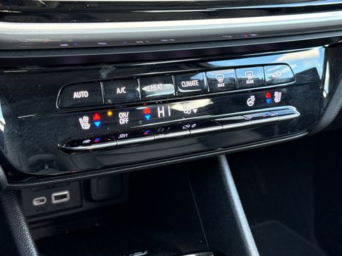 Used 2022 Chevrolet Bolt EUV LT w/ Convenience Package image 20