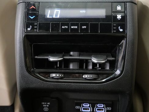 Used 2023 Jeep Grand Cherokee L Limited w/ Luxury Tech Group II AWD/4WD image 27
