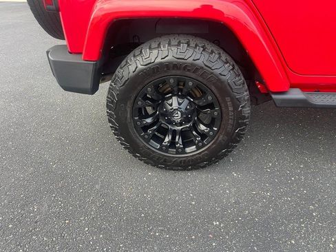 Used 2014 Jeep Wrangler Unlimited Sahara w/ Connectivity Group AWD/4WD image 8