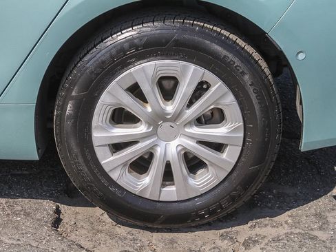 Used 2022 Toyota Prius LE image 13