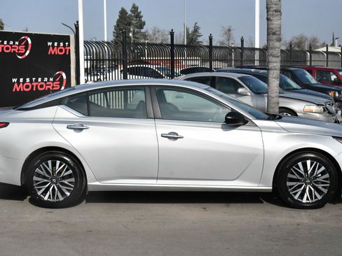 Used 2024 Nissan Altima 2.5 SV image 9