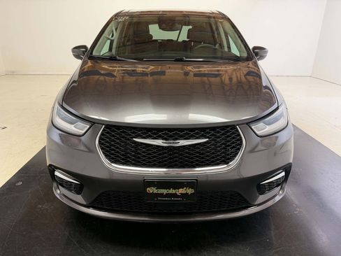 Used 2023 Chrysler Pacifica Touring-L FWD image 11