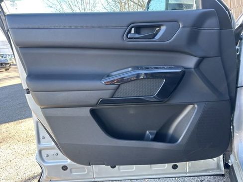 New 2025 Nissan Pathfinder SV w/ SV Premium Package image 13