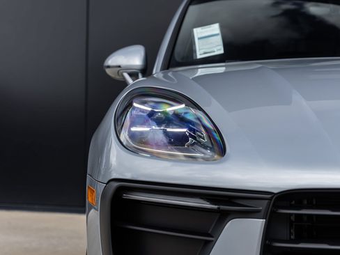 Certified 2026 Porsche Macan AWD/4WD image 21