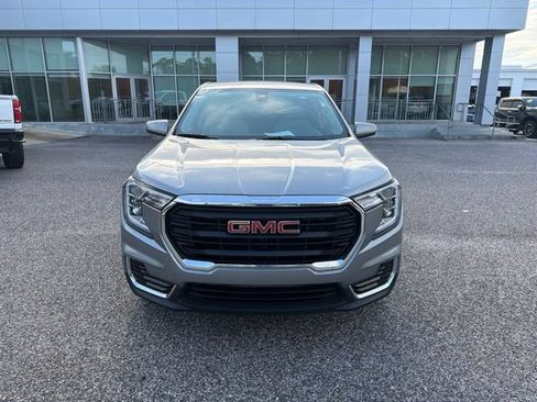 Used 2024 GMC Terrain SLE FWD image 2