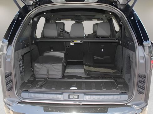 Used 2025 Land Rover Discovery Dynamic SE AWD/4WD image 14