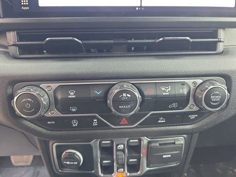 Used 2024 Jeep Wrangler Sport S image 33