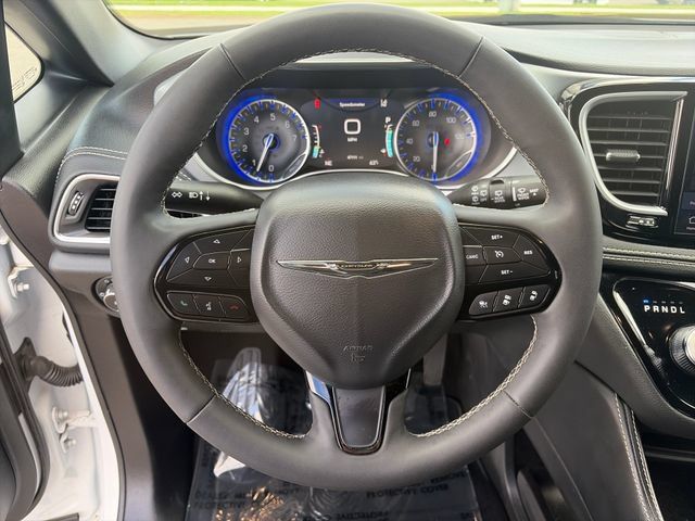 Used 2025 Chrysler Pacifica Limited FWD image 29