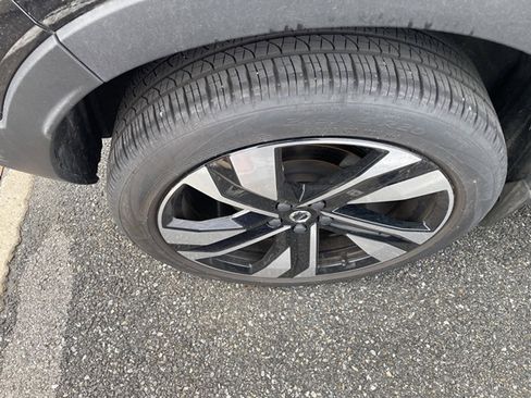 Used 2025 Volvo XC40 B5 Plus image 9