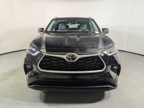Used 2022 Toyota Highlander XLE image 2
