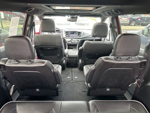 Used 2025 Chrysler Pacifica Limited image 17