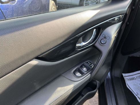 Used 2018 Nissan Rogue SL w/ Premium Package image 16