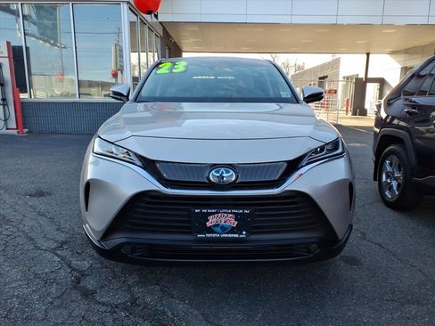 Certified 2023 Toyota Venza LE image 2