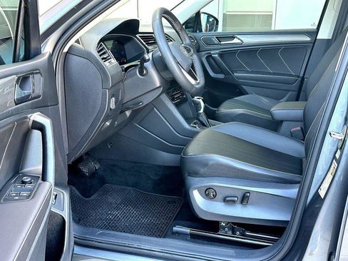 Used 2024 Volkswagen Tiguan SE FWD image 12
