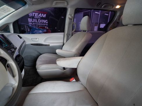 Used 2013 Toyota Sienna L image 10