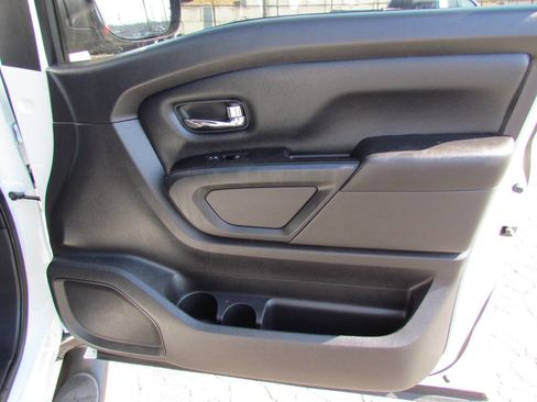 Used 2018 Nissan Titan SV w/ SV Convenience Package image 17