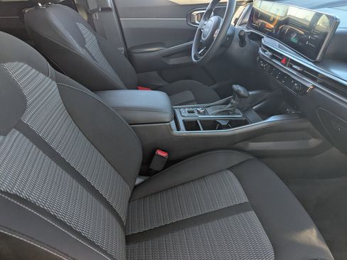 Certified 2025 Kia Sorento LX image 9