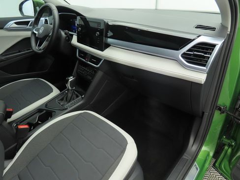 Certified 2025 Volkswagen Taos SE w/ Panoramic Sunroof Package image 15