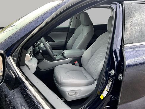 Used 2022 Toyota Highlander LE FWD image 8
