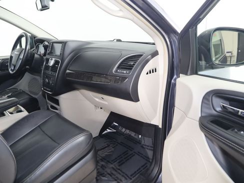Used 2013 Chrysler Town & Country Touring FWD image 40