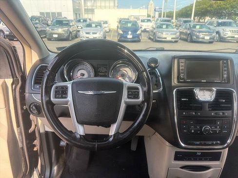 Used 2014 Chrysler Town & Country Limited w/ Luxury Group FWD image 33