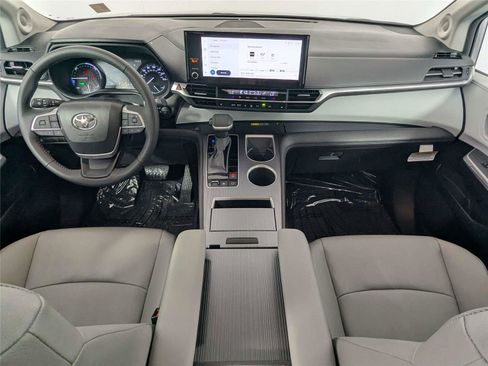 Used 2025 Toyota Sienna XLE w/ XLE Plus Package FWD image 36