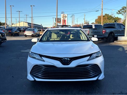 Used 2019 Toyota Camry Hybrid image 2
