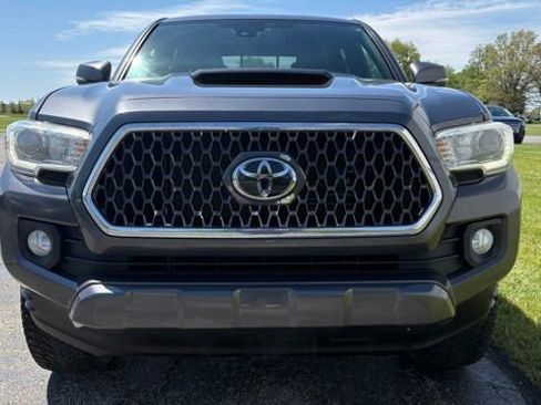 Used 2018 Toyota Tacoma TRD Sport AWD/4WD image 5