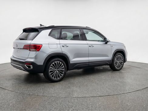 Used 2025 Volkswagen Taos SE image 9