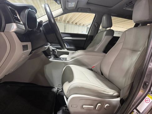 Used 2016 Toyota Highlander XLE AWD/4WD image 13
