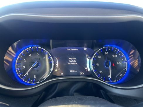 Used 2022 Chrysler Pacifica Touring-L image 18