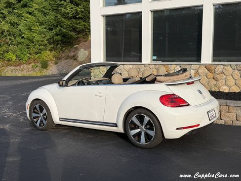 Used 2013 Volkswagen Beetle 2.0T FWD image 2