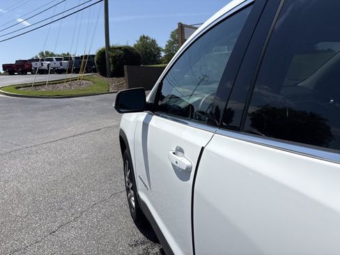 Used 2023 GMC Acadia SLE FWD image 30