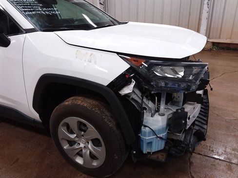 Used 2020 Toyota RAV4 LE AWD/4WD image 14