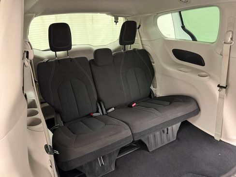 Used 2023 Chrysler Voyager LX FWD image 15