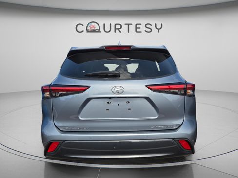 Used 2022 Toyota Highlander Limited image 3