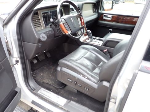 Used 2011 Lincoln Navigator 4WD image 28