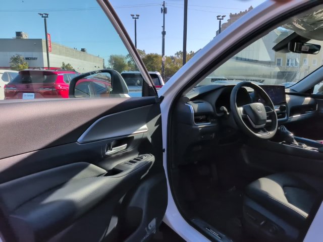 Used 2026 Toyota Grand Highlander XLE FWD image 11