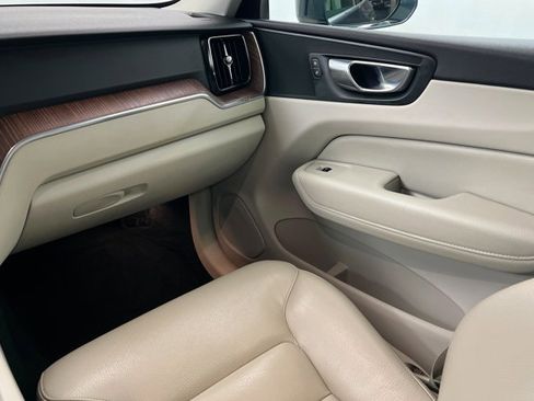 Used 2021 Volvo XC60 T6 Momentum image 10