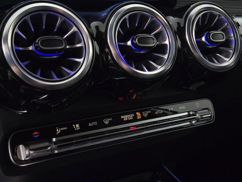 Used 2025 Mercedes-Benz GLB 250 image 33