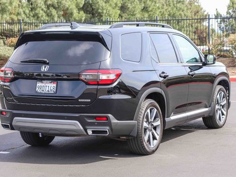 Used 2025 Honda Pilot Touring image 7