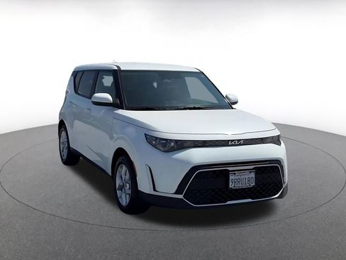 Used 2025 Kia Soul LX w/ LX Technology Package FWD image 3