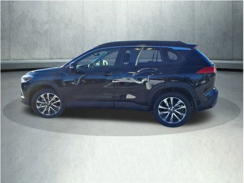 Certified 2022 Toyota Corolla Cross XLE image 5