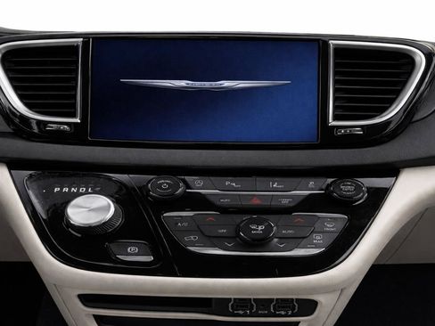 Used 2023 Chrysler Pacifica Touring-L FWD image 17